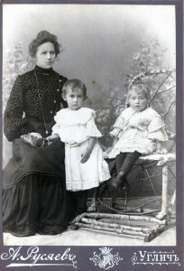 Дочь Лидия Миролюбова(Райхер)с дочерьми Ольгой и Еленой.